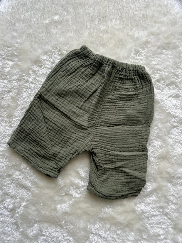 Baby Hose grün aus Musselin Stoff mit Knopf