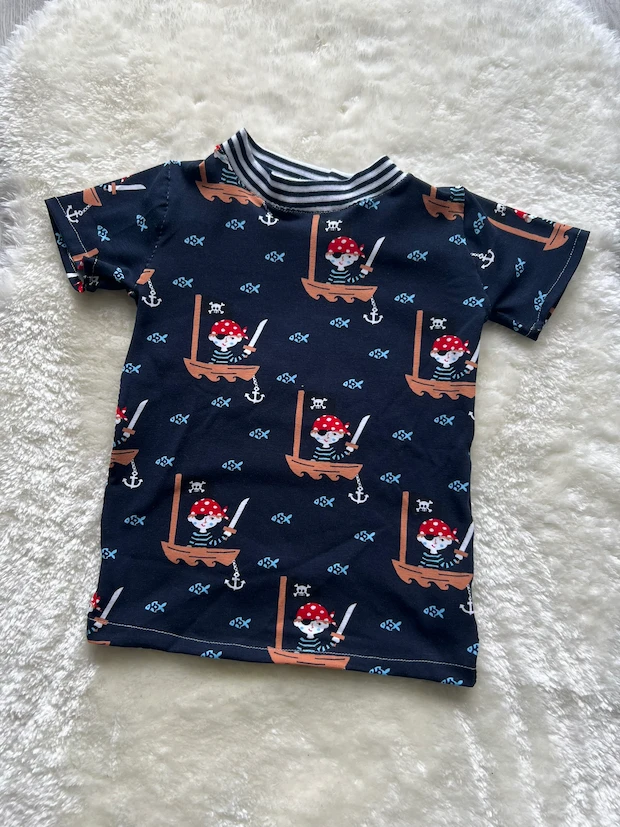 Baby T-Shirt mit Piraten