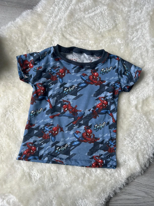 T-Shirt mit Spiderman als Muster
