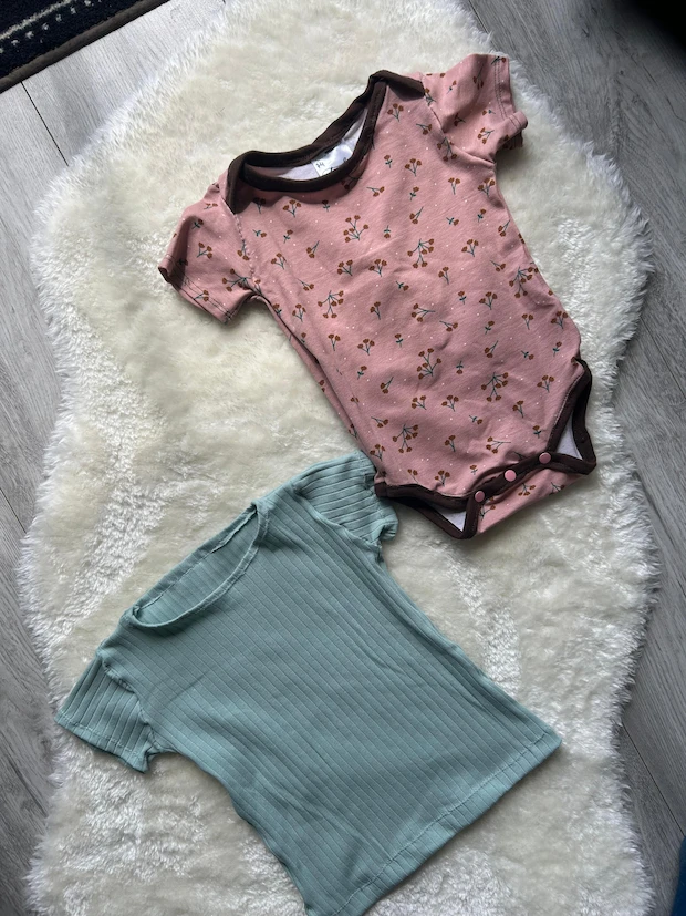 Kollektion Oberteile - Body, T-Shirt, Pullover