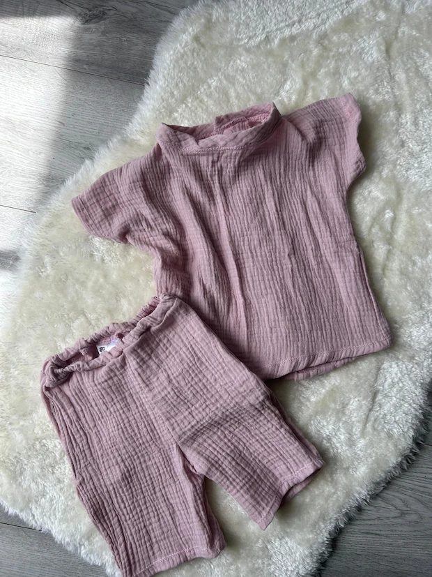Pinkes Baby Set aus Musselin Stoff